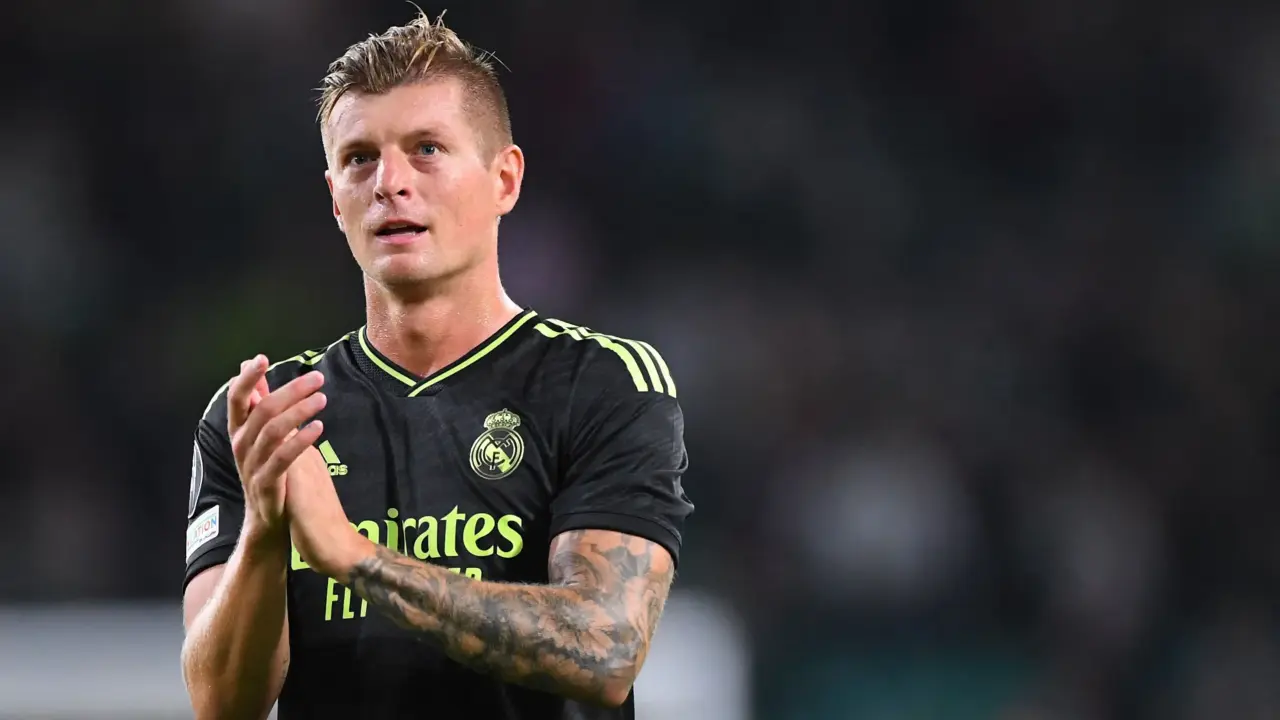 Kroos stays at Real Madrid for one more year